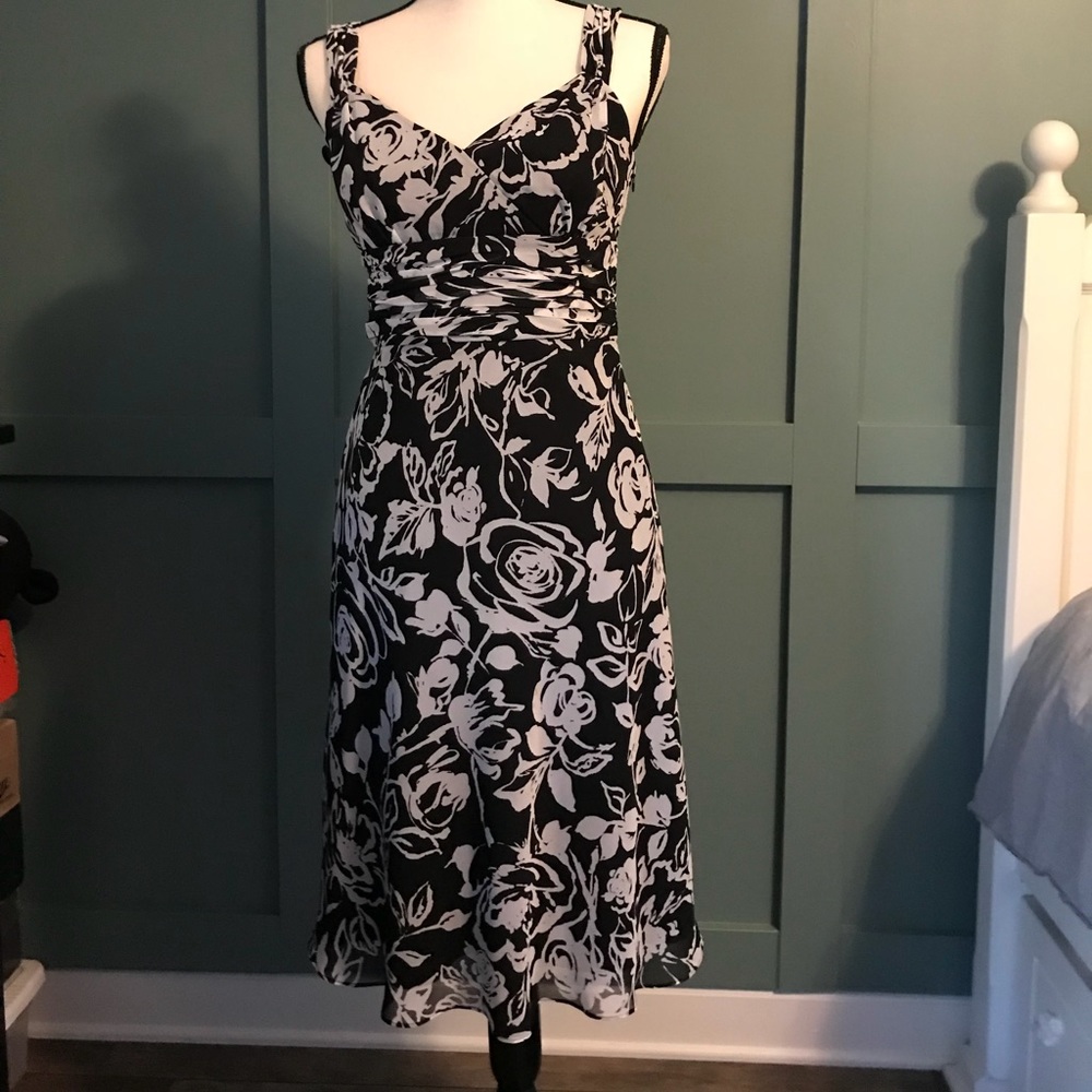 Like NEW* Ann Taylor beautiful roses dress! 4P EUC!!